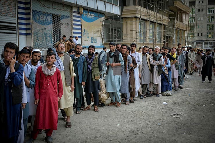 אפגנים בתור ל בנק אפגניסטן אחרי נסיגת ארה"ב