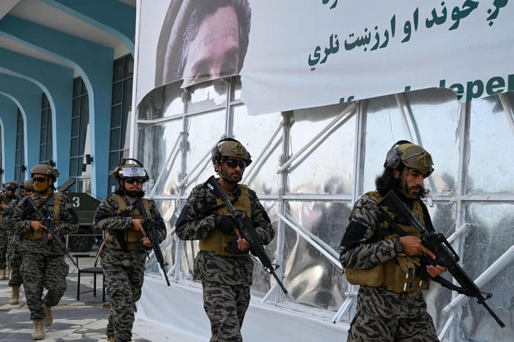 לוחמי טליבאן מאבטחים את נמל התעופה ב קאבול אפגניסטן