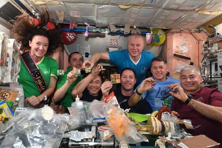 האסטרונאוטים והקוסמונאוטים חוגגים בחלל