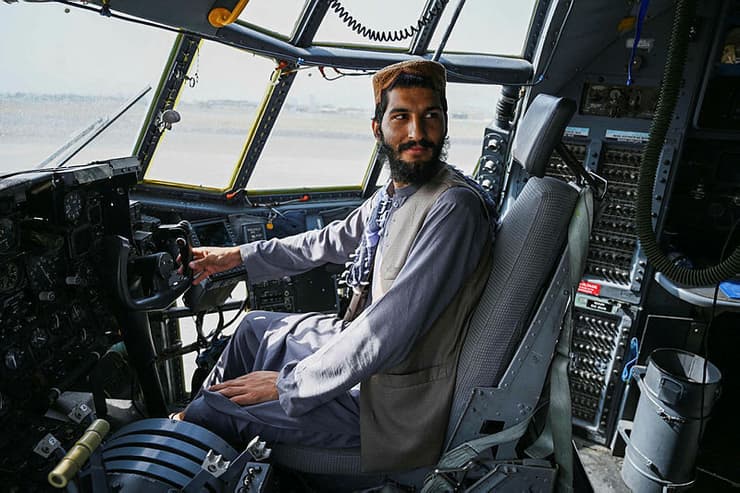 לוחמי טליבאן ב תא טייס של מטוס של צבא אפגניסטן ב נמל התעופה ב קאבול