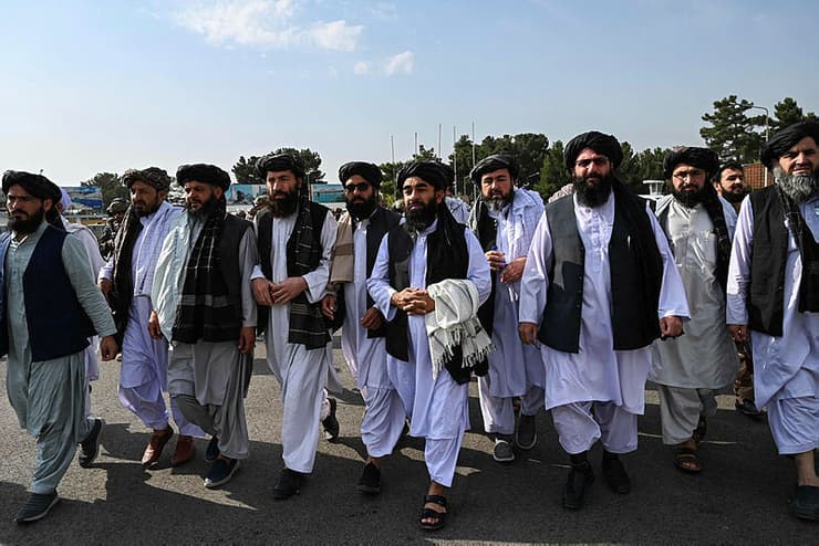 בכירי טליבאן צועדים בנמל התעופה ב קאבול אפגניסטן 