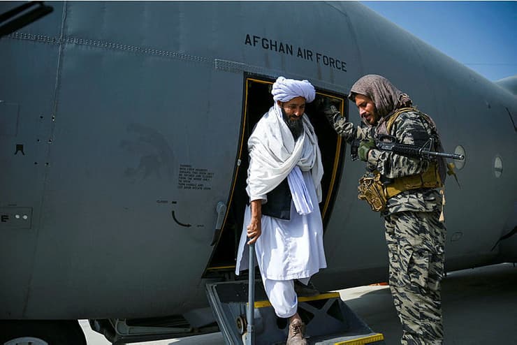 לוחמי טליבאן ב מטוס של צבא אפגניסטן נמל התעופה ב קאבול