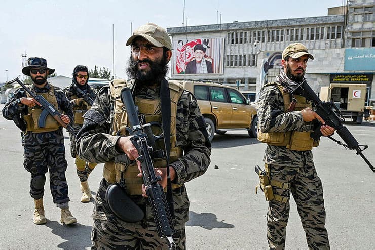 לוחמי טליבאן מאבטחים את נמל התעופה ב קאבול אפגניסטן