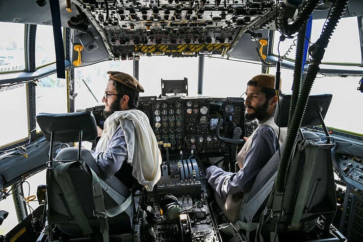 לוחמי טליבאן ב תא טייס של מטוס של צבא אפגניסטן ב נמל התעופה ב קאבול