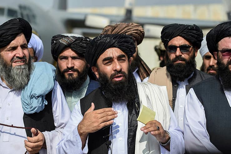 בכירי טליבאן צועדים בנמל התעופה ב קאבול אפגניסטן 