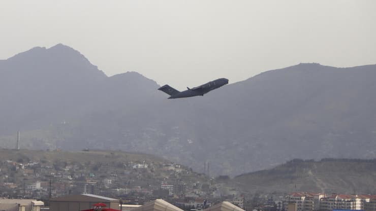 מטוס אמריקני ממריא מנמל התעופה בקאבול