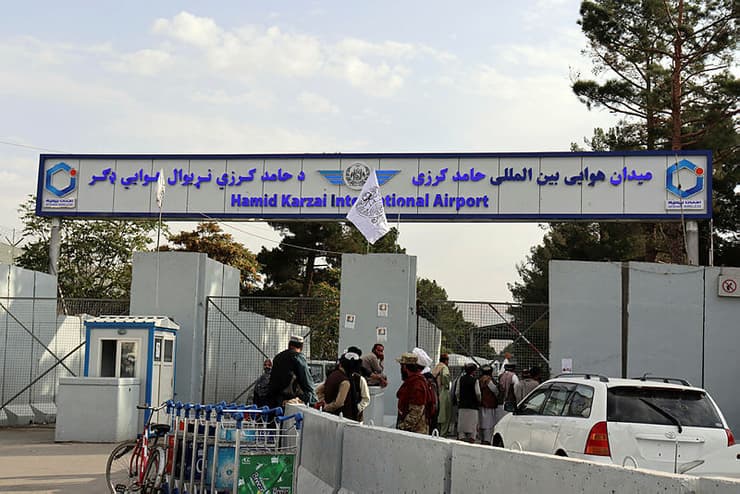 לוחמי טליבאן מאבטחים את נמל התעופה ב קאבול אחרי נסיגת ארה"ב מ אפגניסטן