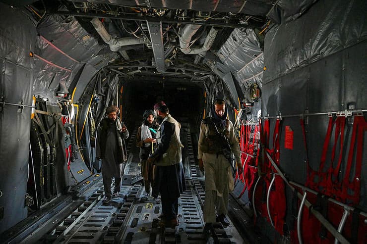 לוחמי טליבאן ב מטוס של צבא אפגניסטן נמל התעופה ב קאבול