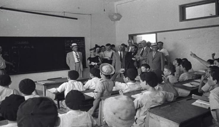 חברי ועדת החקירה של האו"ם (אונסקו"פ) מבקרים בבית הספר ביל"ו, תל אביב, 1947