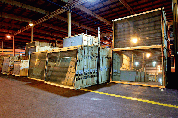 משטחי זכוכית במפעל פניציה 