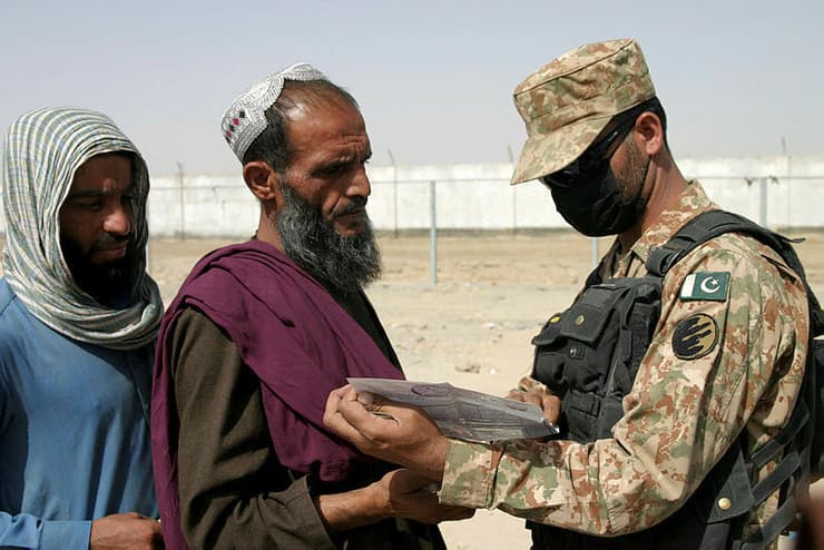 מהגרים מ אפגניסטן ב גבול עם פקיסטן