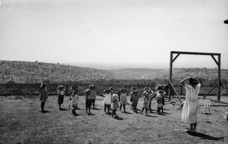 שיעור התעמלות בכפר חסידים, 1925