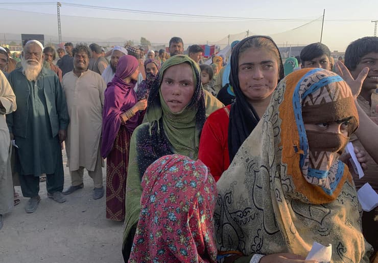 משפחות מ אפגניסטן בעיירת גבול ב צ'מאן דרום פקיסטן