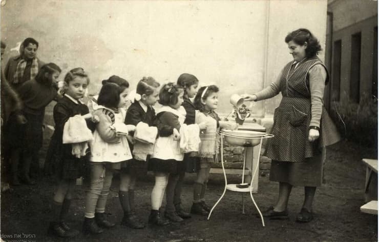 ילדות ב"תלמוד תורה" בעיר מאקו שבהונגריה נוטלות ידיים, שנת 1955