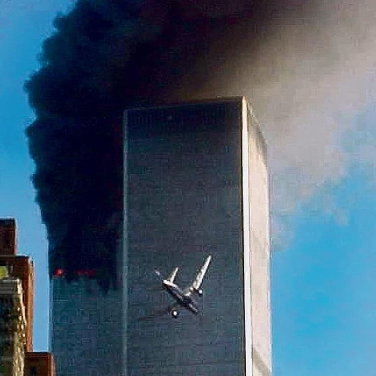 המטוס פוגע במגדל הדרומי