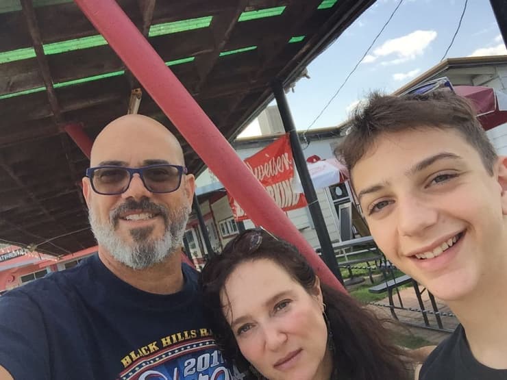 משפחת פדר עם בן ה-16 נרגשים מהחופשה לאתונה בסוכות