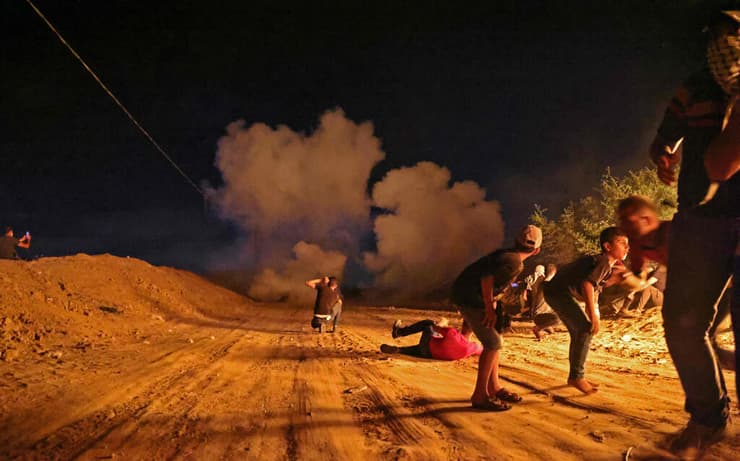 התפרעויות עימותים הטרדה לילית מחאה גדר גבול רצועת עזה פלסטינים ליד חאן יונס בדרום הרצועה