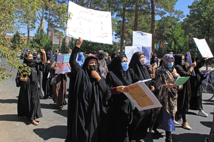 נשים מפגינות בעיר הראת ב אפגניסטן לקראת הקמת הממשלה של ה טליבאן 