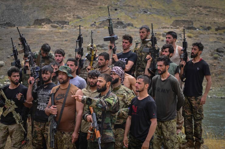 לוחמים נגד ה טליבאן בעמק פנג'שיר ב אפגניסטן 