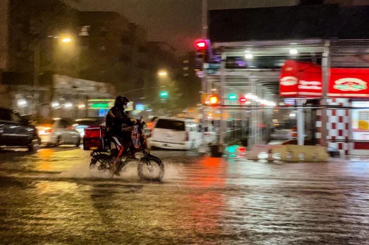 ארה"ב ניו יורק סיטי רובע ברונקס גשם כבד שרידי הסופה איידה מצב חירום