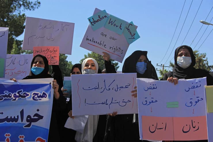 נשים מפגינות בעיר הראת ב אפגניסטן לקראת הקמת הממשלה של ה טליבאן 