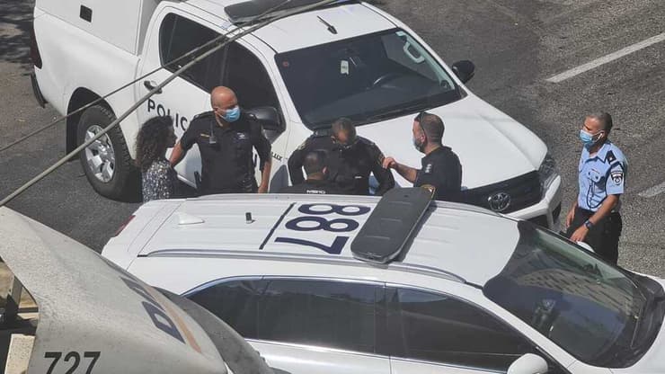 חיפה: המשטרה עצרה אישה שנכנסה לבנק והודיעה שהיא נושאת חגורת נפץ, חבלנים הוזעקו למקום