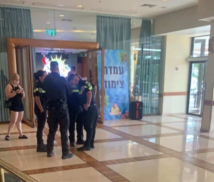 שוטרים אוכפים את הנחיות הקורונה במלון המלך שלמה