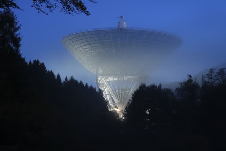 ביקום יש שפע מקורות של גלי רדיו. טלסקופ הרדיו המתכוונן באפלסברג, גרמניה, עם צלחת בקוטר מאה מטרים
