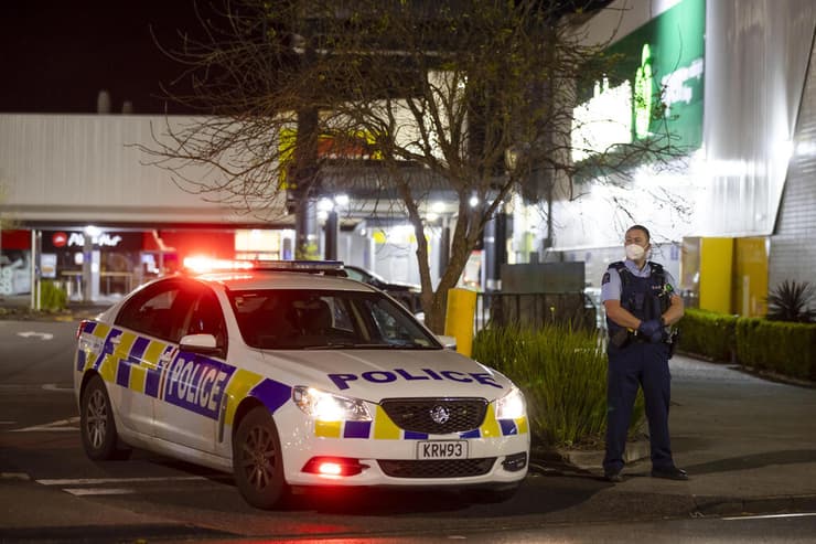 פיגוע בסופרמרקט בניו זילנד מחבל ניסה לדקור ונורה