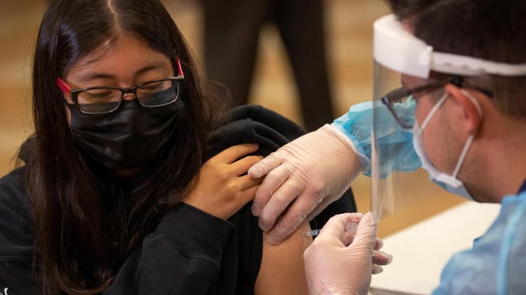 תלמידה בלוס אנג'לס מקבלת חיסון קורונה