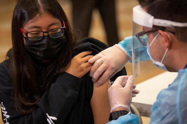 תלמידה בלוס אנג'לס מקבלת חיסון קורונה
