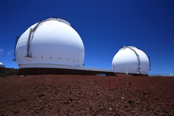   זוג טלסקופים שכל אחד מהם מורכב מ-36 מראות בצורת משושה. מבט אווירי על טלסקופ Keck בהוואי 