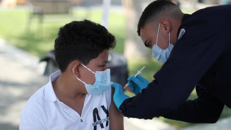 תלמיד בלוס אנג'לס מקבלת חיסון קורונה