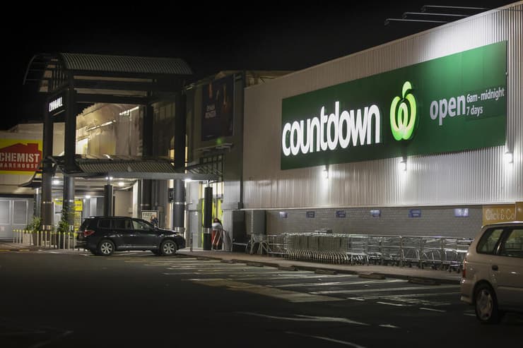 פיגוע בסופרמרקט בניו זילנד מחבל ניסה לדקור ונורה