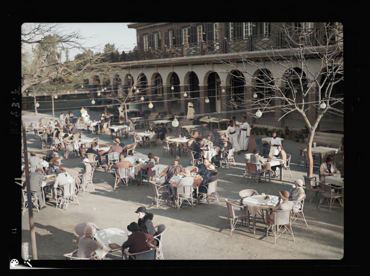 יושבים בבית קפה בקהיר, מצרים. צולם בין 1934 ל-1939