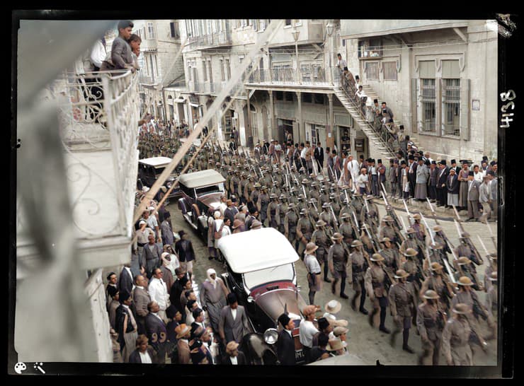 מאורעות תרפ"ט - חיילים בריטים צועדים ברחובות ירושלים בניסיון להשליט סדר. 1929