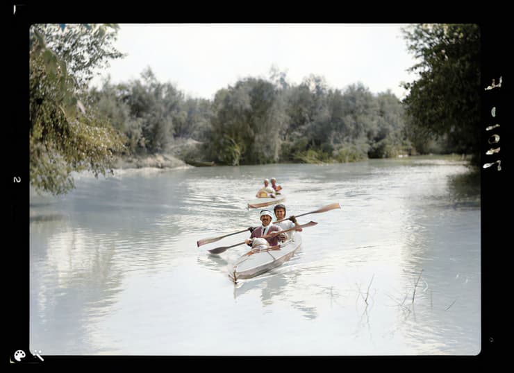 שיט בקיאקים בנהר הירדן, צולם בין 1934 ל-1939