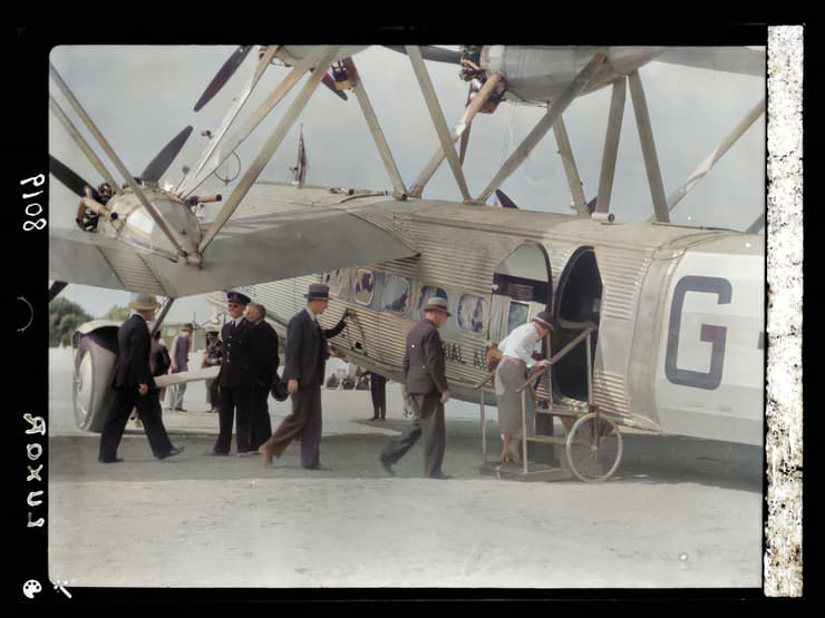 נוסעים עולים למטוס בלוקסור, מצרים. צולם ב-1936