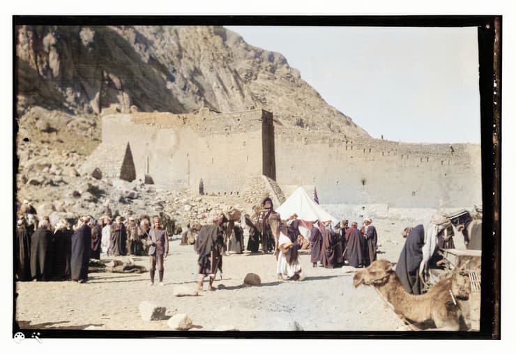 אנשים מחוץ למנזר סנטה קתרינה בהר סיני, צולם בין 1925 ל-1946