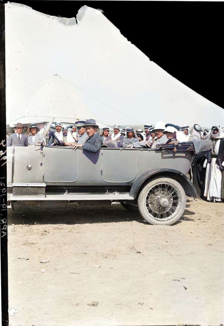 הנציב העליון הרברט סמואל אחרי ביקור בעמאן, 19 באפריל 1921