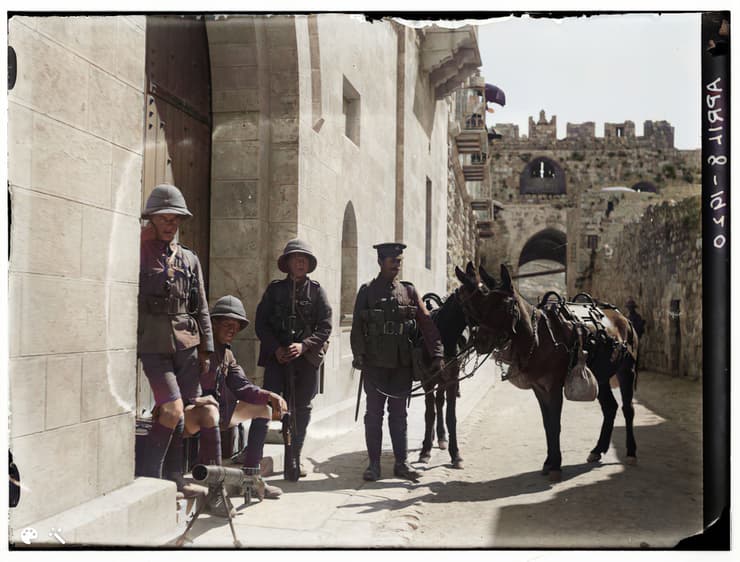 חיילים בריטים מחוץ לשער האריות, אפריל 1920