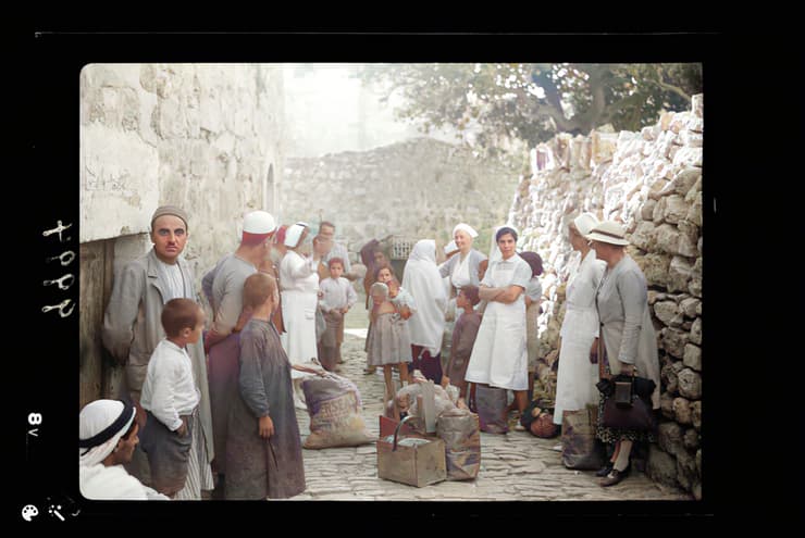 בני המושבה האמריקנית מחלקים לחם ליהודים בירושלים, בזמן המרד הערבי הגדול באוקטובר 1938, אחרי שהפורעים הערבים השתלטו על אזורי ההר והצליחו לנתק את העיר משאר היישובים היהודיים