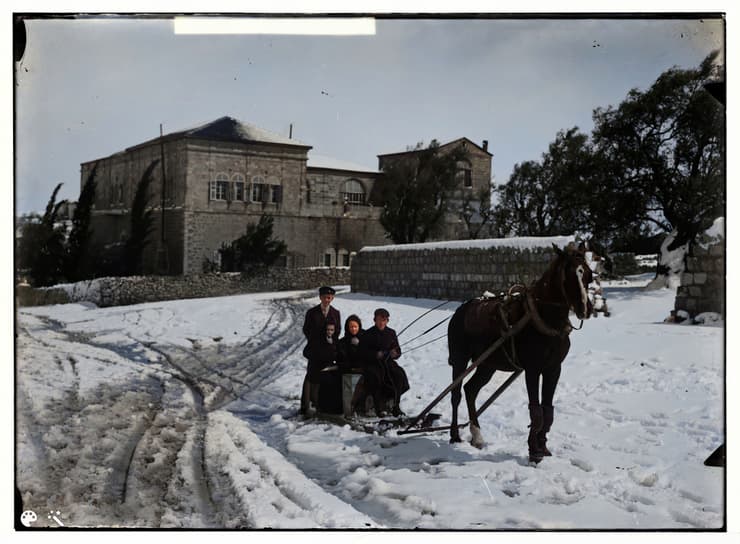 יום מושלג בירושלים בתחילת שנות ה-20, ילדים על מזחלת רתומה לסוס