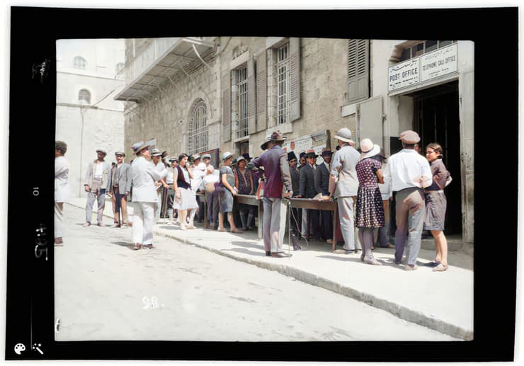 יהודים מחכים בתור מחוץ לדואר בירושלים כדי לשלוח מברקי טלגרף במהלך מאורעות תרפ"ט, 1929