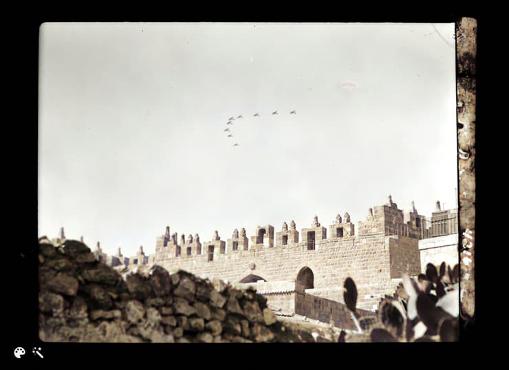 מטוסי חיל האוויר הבריטי טסים מעל העיר העתיקה כדי להרתיע מתפרעים ערבים ב-1933