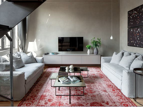 דירות קטנות שמתנהגות כמו לופט בסגנון העיצוב. שטיח וינטג' של מוהבאן מילאנו.