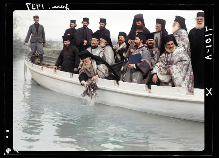 חוגגים את חג ההתגלות - טקס האפיפניה בנהר הירדן, 1937