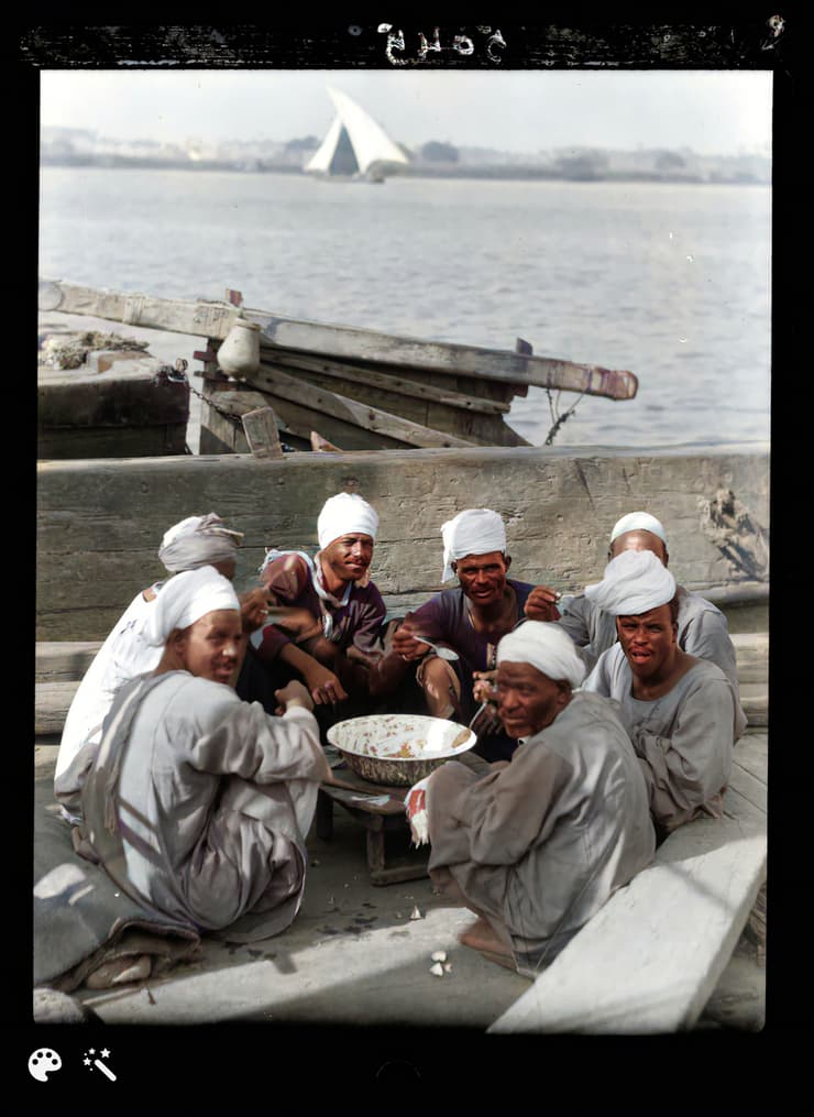 מלחים אוכלים ארוחת צהריים על גדות הנילוס, מצרים 1934