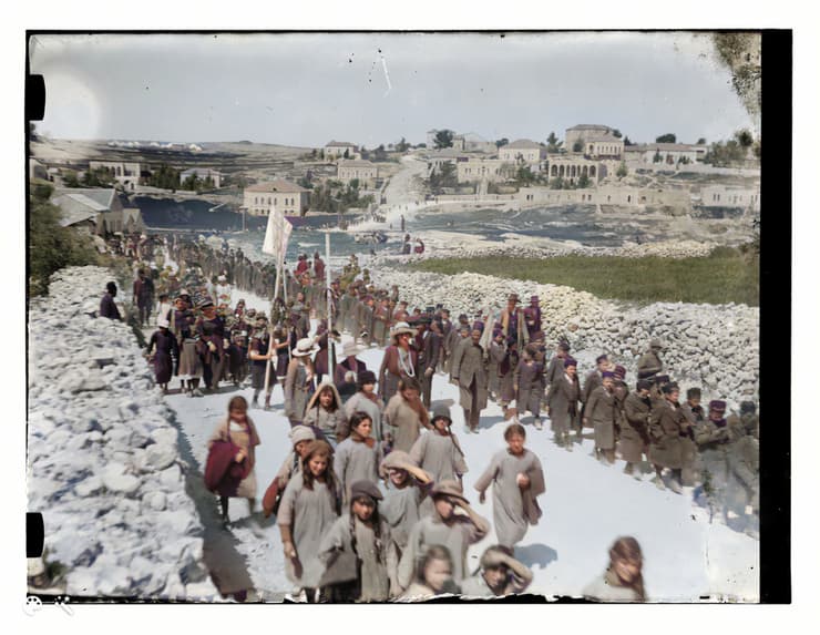 ילדים ומבוגרים צועדים לעבר קבר שמעון הצדיק, 1918