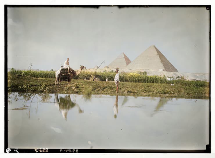 חקלאים על שפת הנילוס, ברקע הפירמידות בגיזה, 1934
